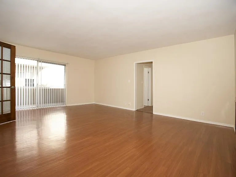 1833 Westholme Ave #207 — Photo 3