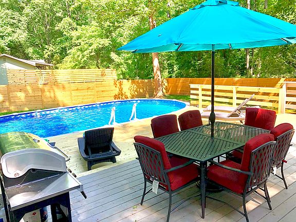 Backyard: Pool only open May - Sep, HotTub open all year long.