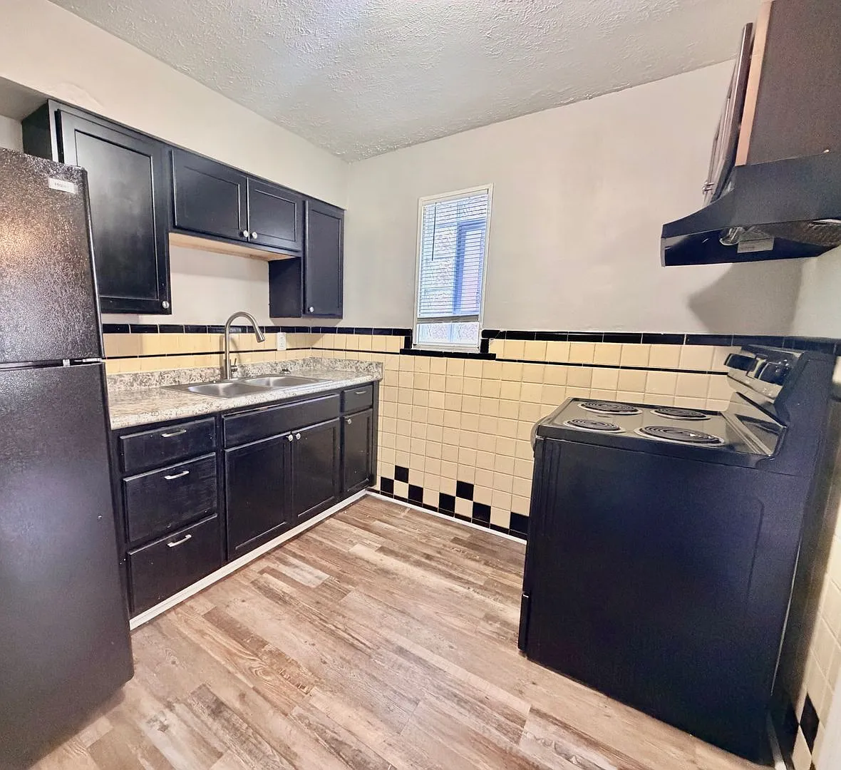 2 bed, 1.0 bath, $1,095 — Photo 3