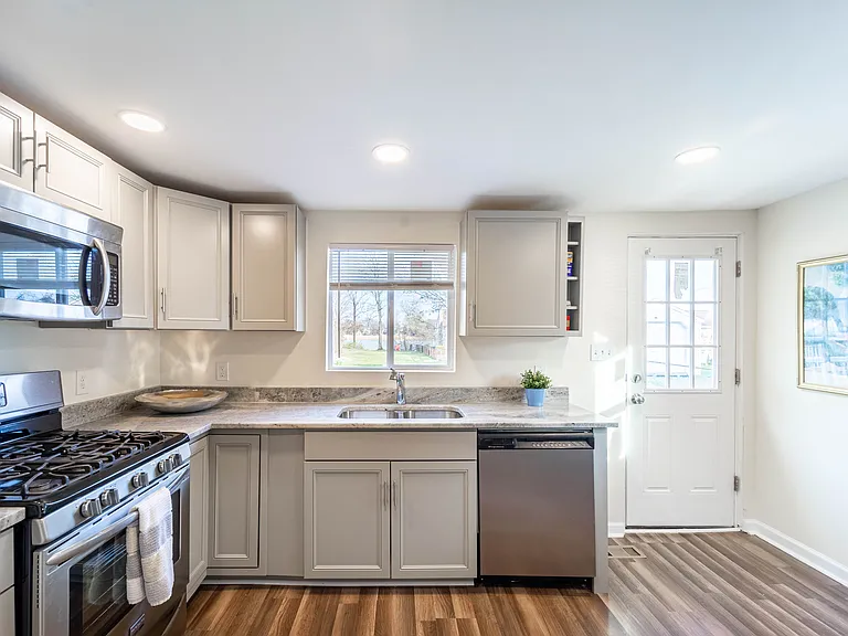 8033 Edgewater Ave — Photo 40