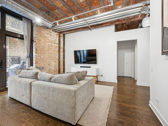 5th image of 222 S Racine Ave APT 307