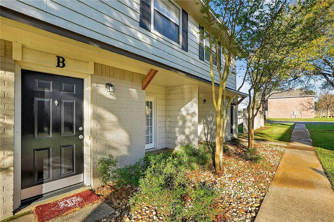 2 bed, 1.5 bath, 1088 sqft, $1,300 — Photo 2