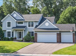 2221 Hunter Dr, Chanhassen, MN 55317