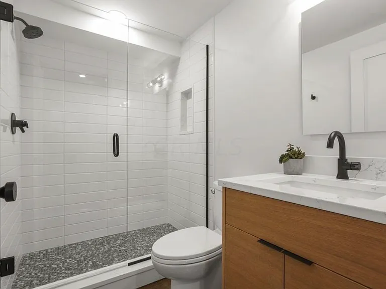 436 Broadway E — Photo 9