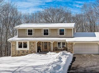 W310N6737 Chenequa Dr, Hartland, WI 53029