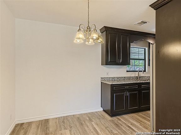 4th image of 455 CLUTTER AVE