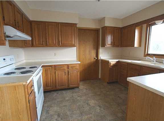 3rd image of 208 Williamsburg St