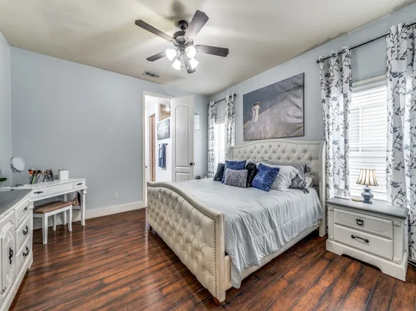 1008 King George Ln, Aubrey, TX 76227