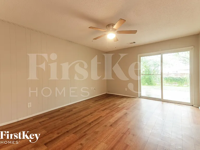 1109 Atlanta Dr — Photo 3