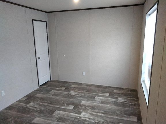 4th image of 1068 S Park Dr
