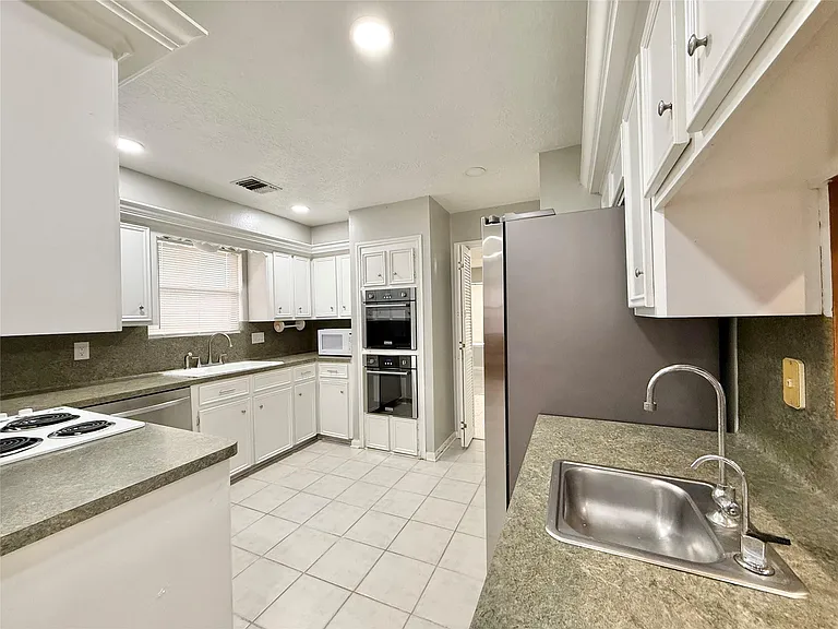 9002 Sabastian Dr — Photo 7