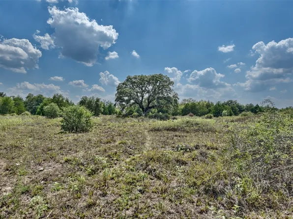 2839 Schoenst Rd, Carmine, TX 78932