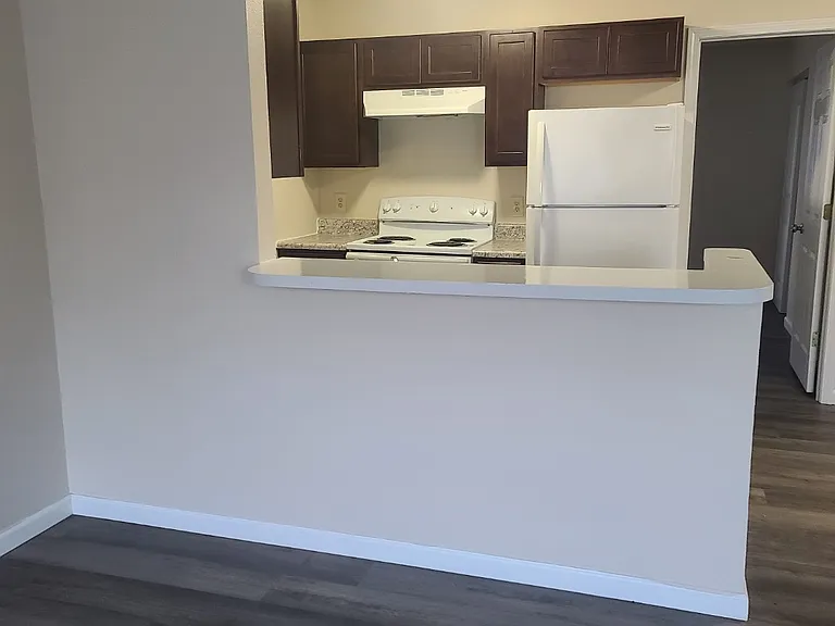 Oak Knoll Apartments — Photo 15