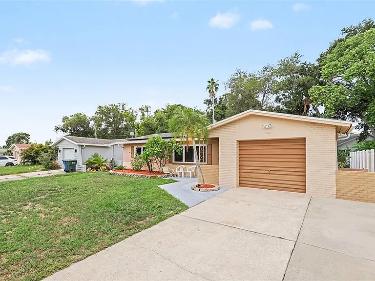 1520 Simmons Dr — Photo 2