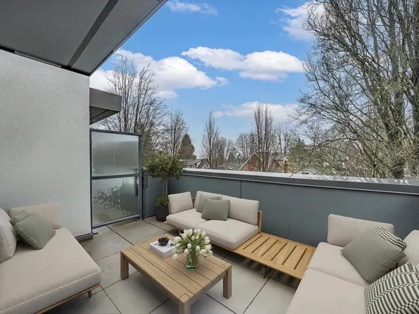 2075 E 1st Ave #202, Vancouver, BC V5N 1A1