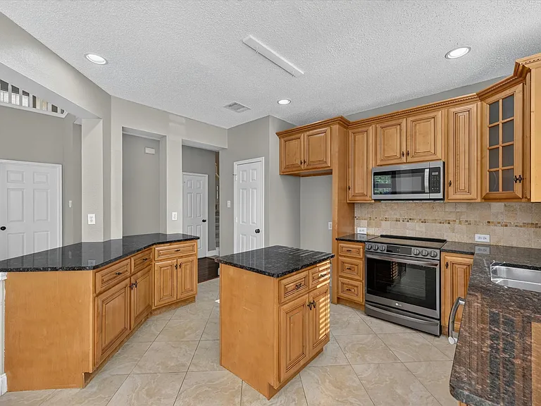 11613 Alexandria Dr — Photo 11