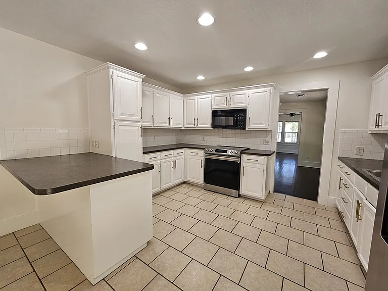 806 W Spring St — Photo 10