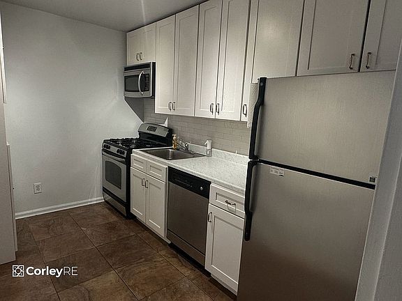 5th image of 330 Lenox Rd APT 4T