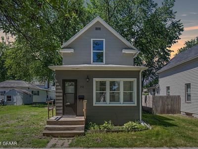 718 5th Ave N, Grand Forks, ND, 58203