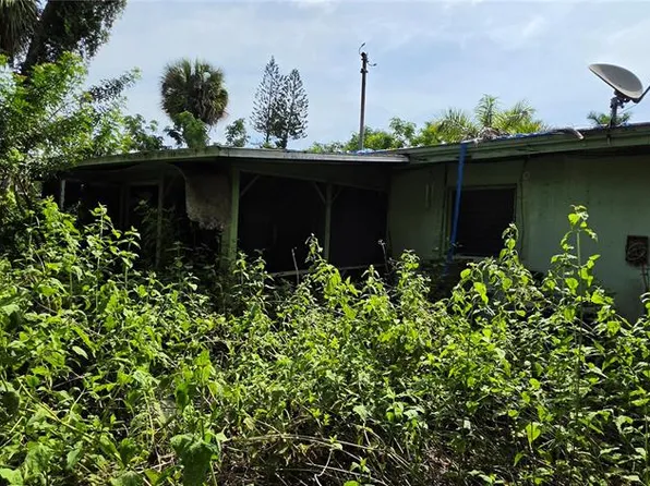 186 Crescent Lake Dr, North Fort Myers, FL 33917