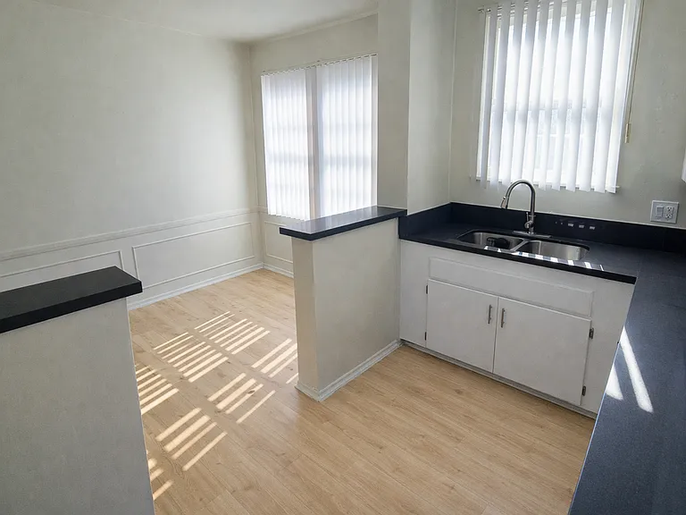 605 Kelton Ave — Photo 44