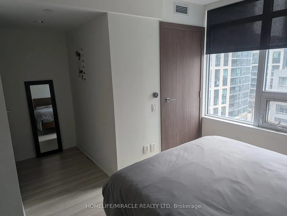 Building Photo - 19 Bathurst St #712