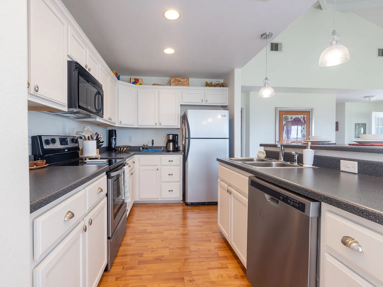 3 bed, 1364 sqft, $2,400 — Photo 1