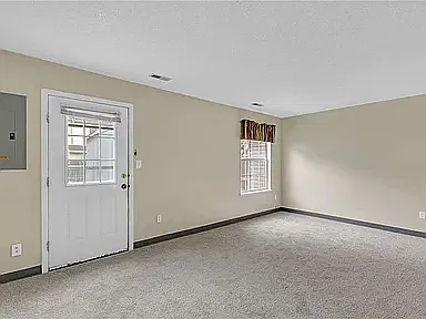 2102 Victoria Ct — Photo 2