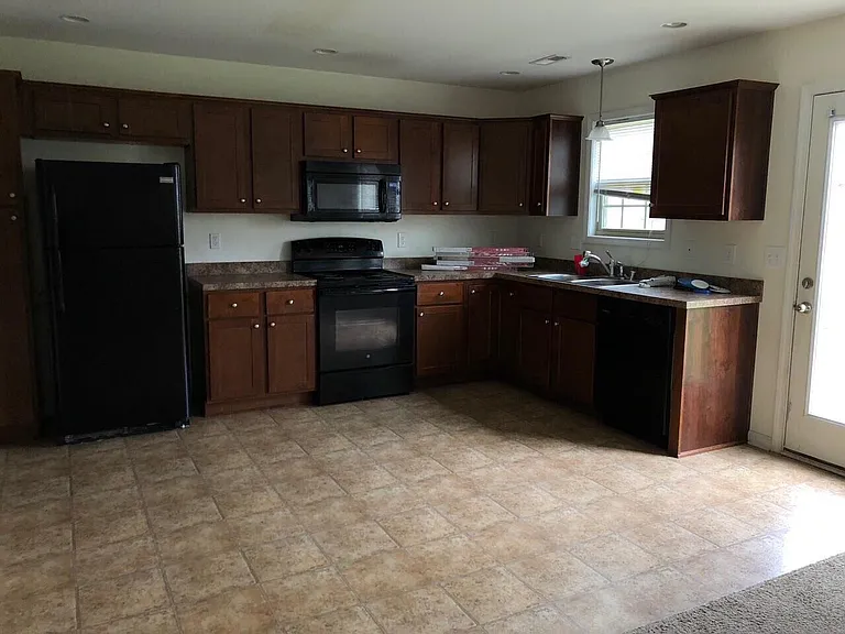 337 Oxford Cir — Photo 7