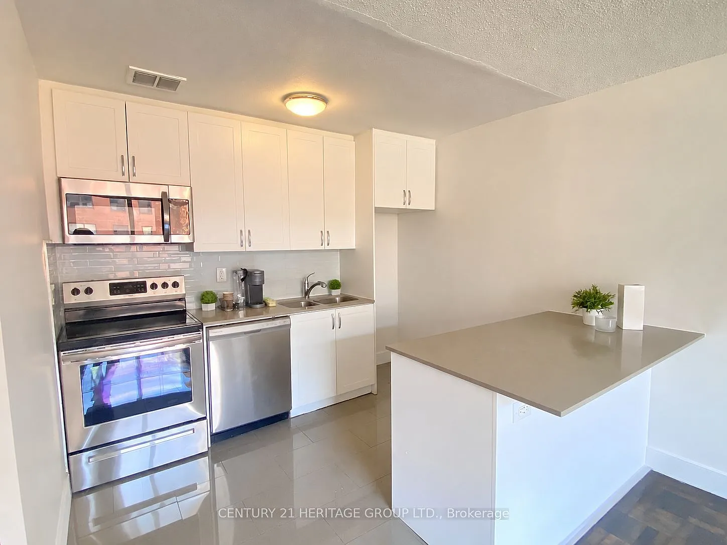 3 bed, $2,695 — Photo 4