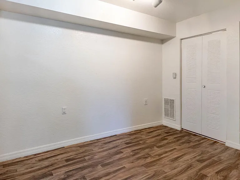 Tuscan Isle Apartments — Photo 19