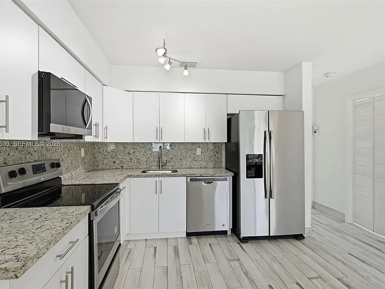 2627 SW 29th Ave #2627 — Photo 7