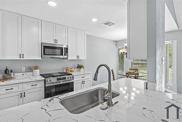 3915 Hillside Dr — Photo 3