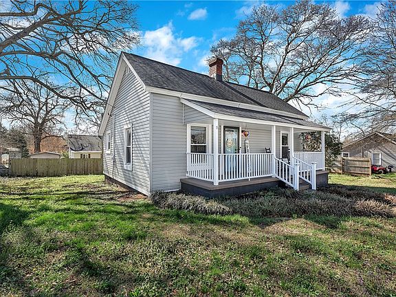 3rd image of 11 Jackson St