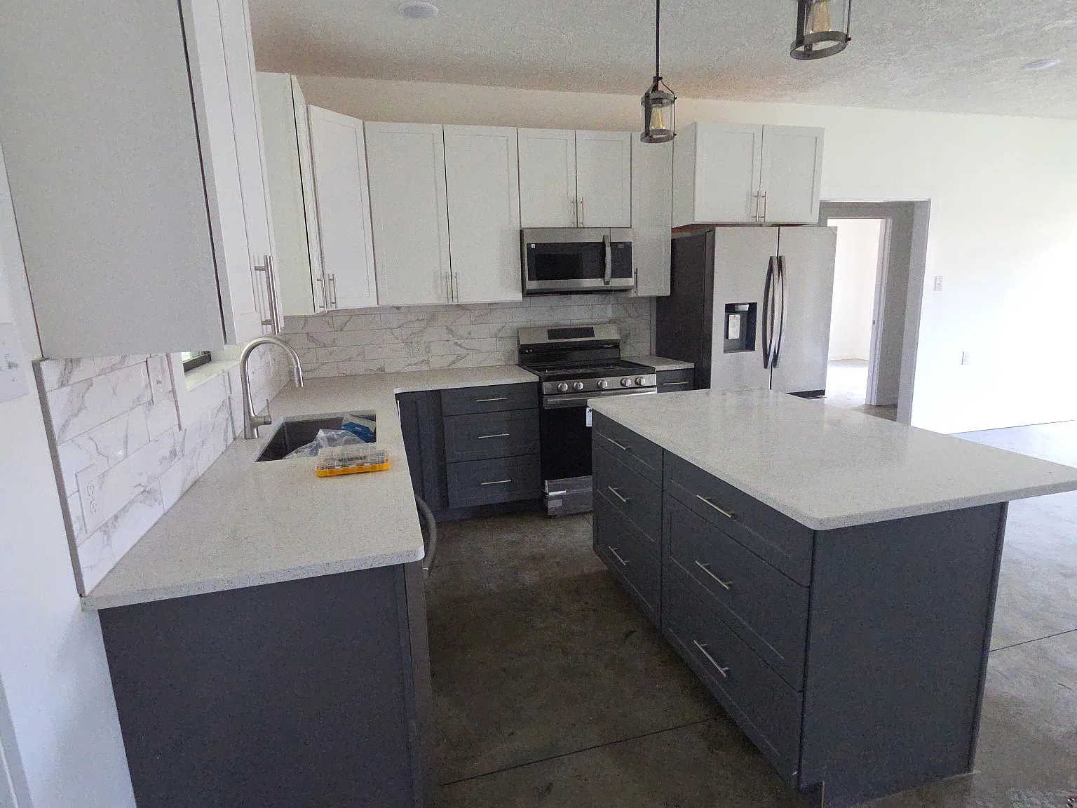 3 bed, 2304 sqft, $2,200 — Photo 4