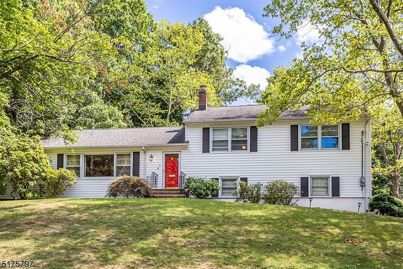 1st image of 6 Oxford Dr