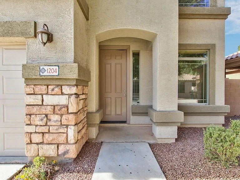 1204 S Roger Way — Photo 2