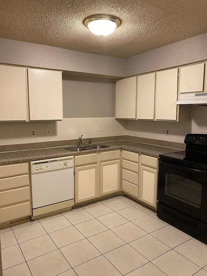 3 Bedroom 2.5 Bathroom Townhome — Photo 2
