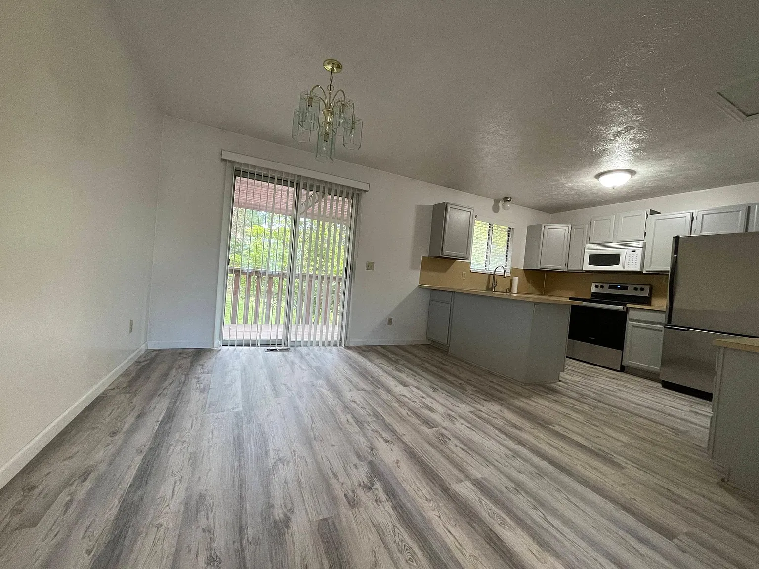 4 bed, 1900 sqft, $2,995 — Photo 4