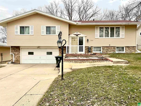 3320 Viking Dr, Sioux City, IA 51104