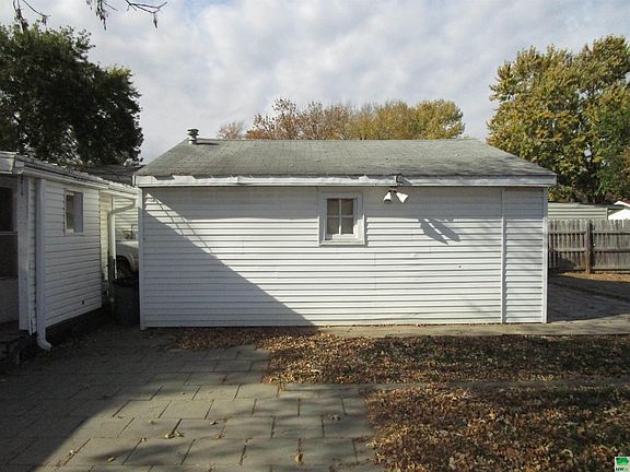 4th image of 713 E 12th St