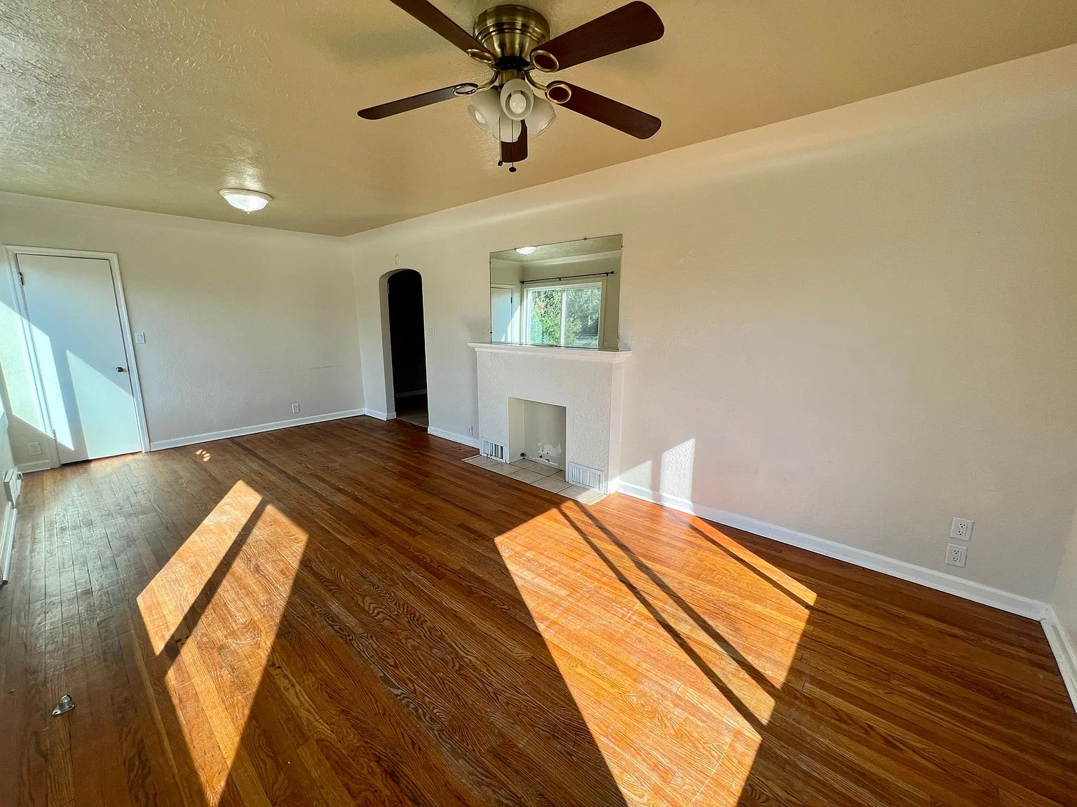 3 bed, 924 sqft, $1,395 — Photo 3