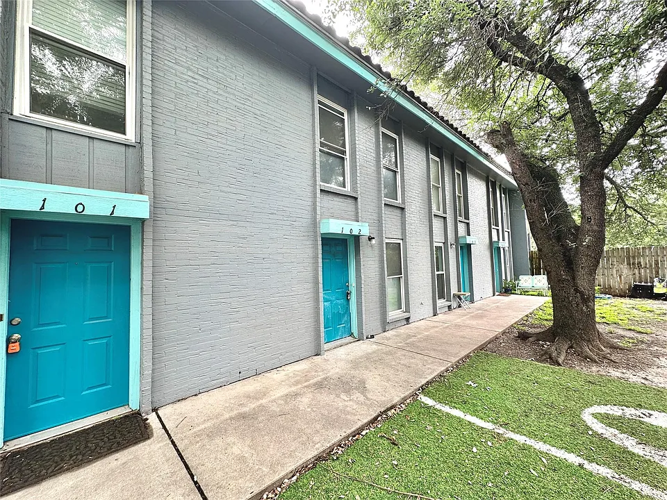 3822 Southway Dr #102
