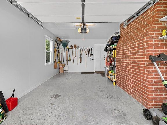 5th image of 105 Cedar Ln