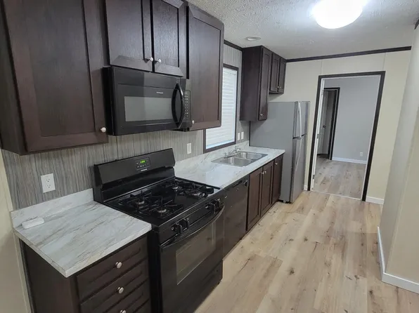 1301 Devils Glen Rd, Bettendorf, IA