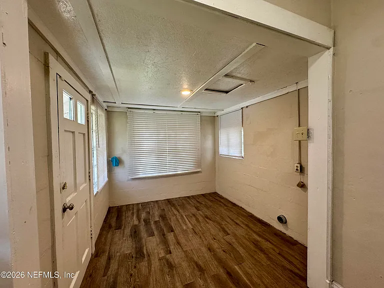 805 Saint Clair St — Photo 10