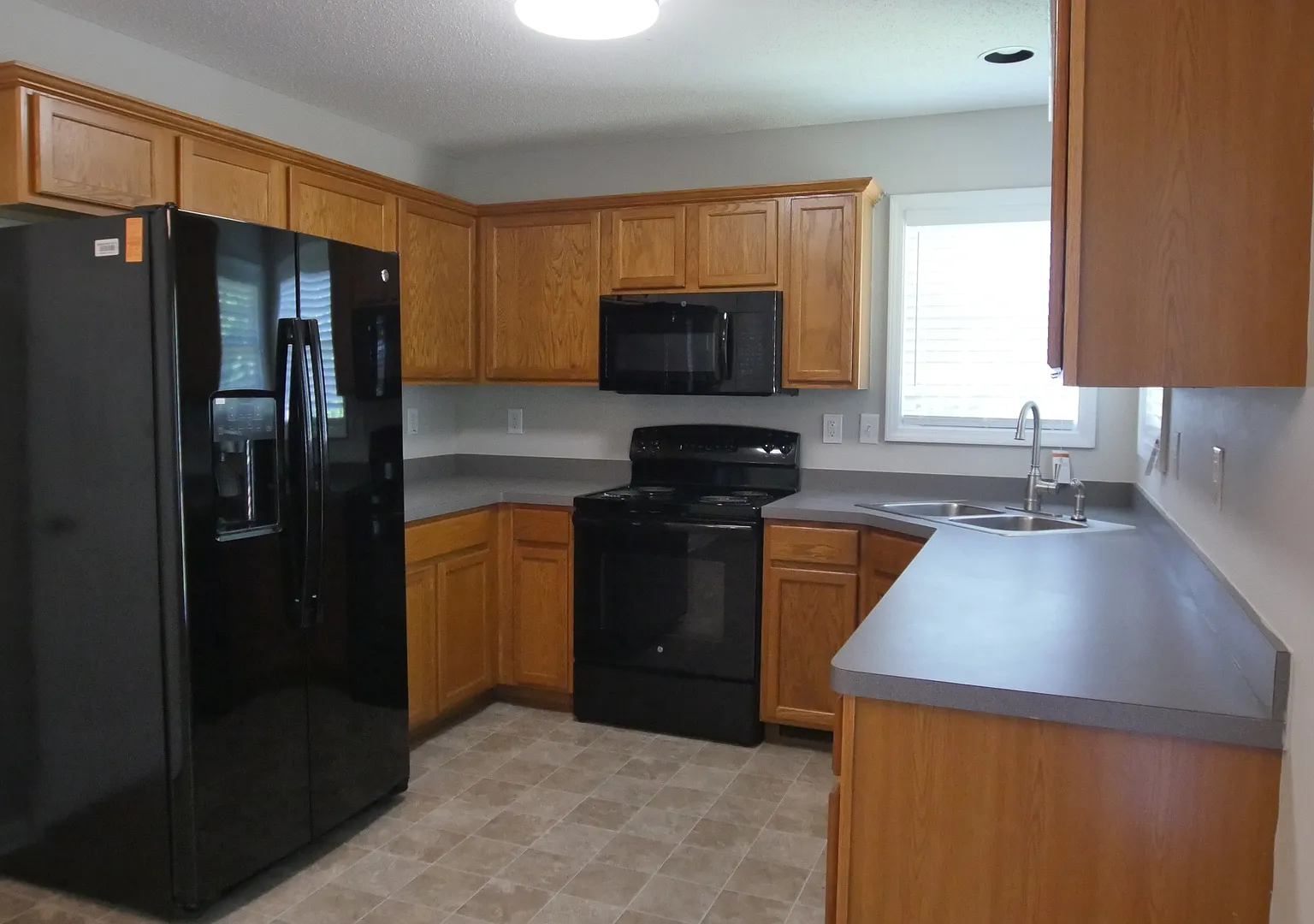 Amazing 4 bedroom 2 bath home — Photo 4