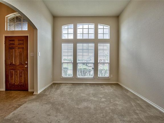 5th image of 1202 Camelot Dr