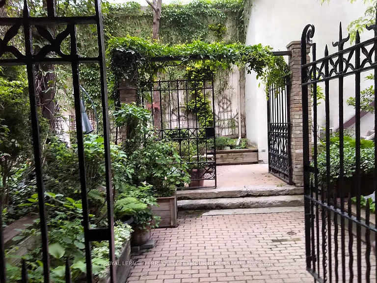 103 McCaul St #47 — Photo 22