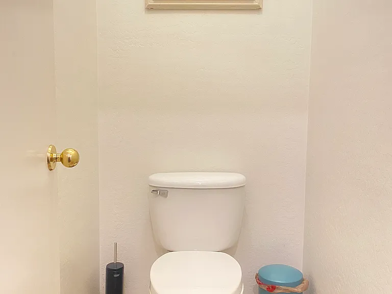 W Valentine Ave — Photo 15